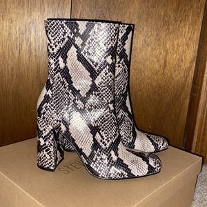 BNIB Steve Madden Fulton Snake  Patent Ankle Boot